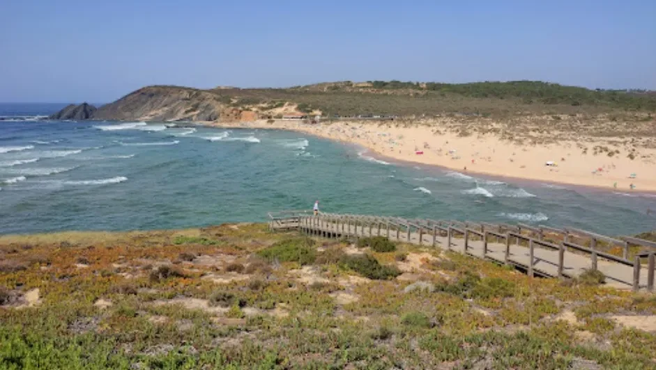 Praia do Amoreira. Aljezur Algarve strand bezienswaardigheden activiteiten tips. 