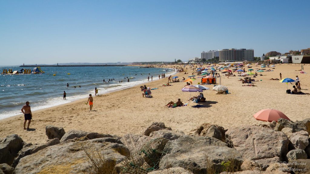 Bezienswaardigheden Vilamoura:  Praia de Vilamoura strand Algarve