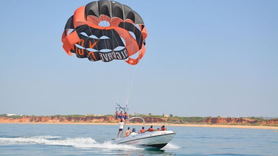 Vilamoura Algarve activiteiten: Parasailen voor de kust