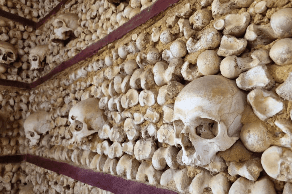 Capela dos Ossos de Faro zien en doen algarve