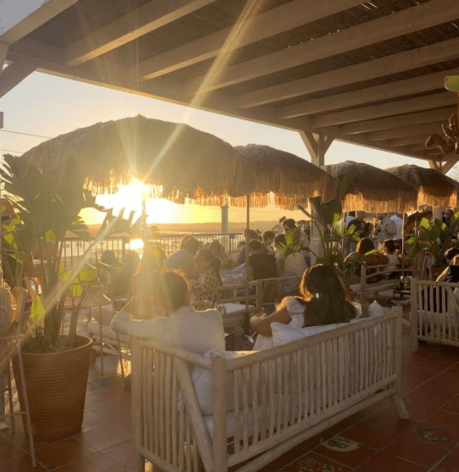 Zonsondergang bij LAB Terrace – Sunset Bar wat te doen Faro 