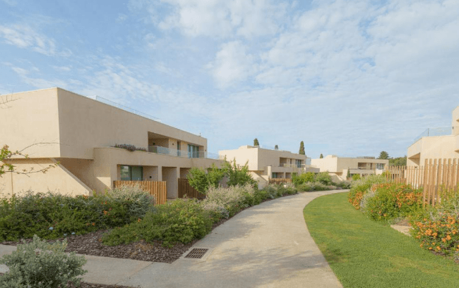 <strong>White Shell Beach Villas</strong>