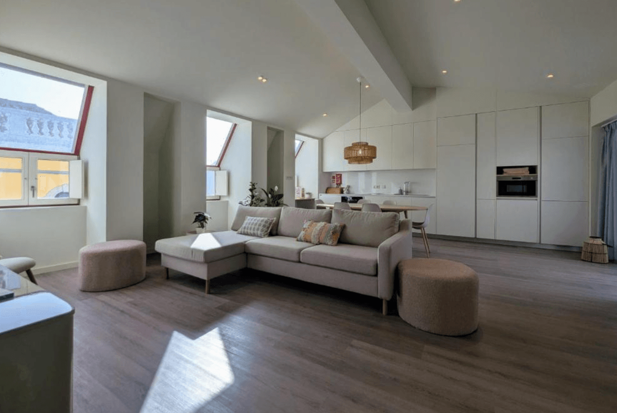 Penthouse with Pool – Faro Centre - woonkamer en keuken